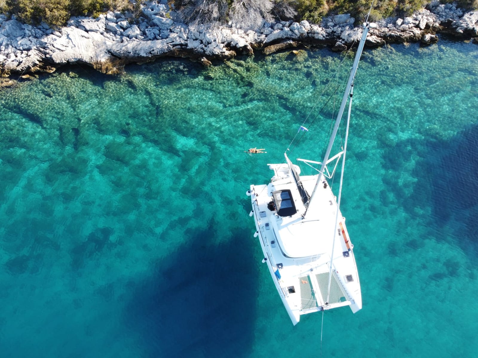 Cubierta del catamarán en Croacia