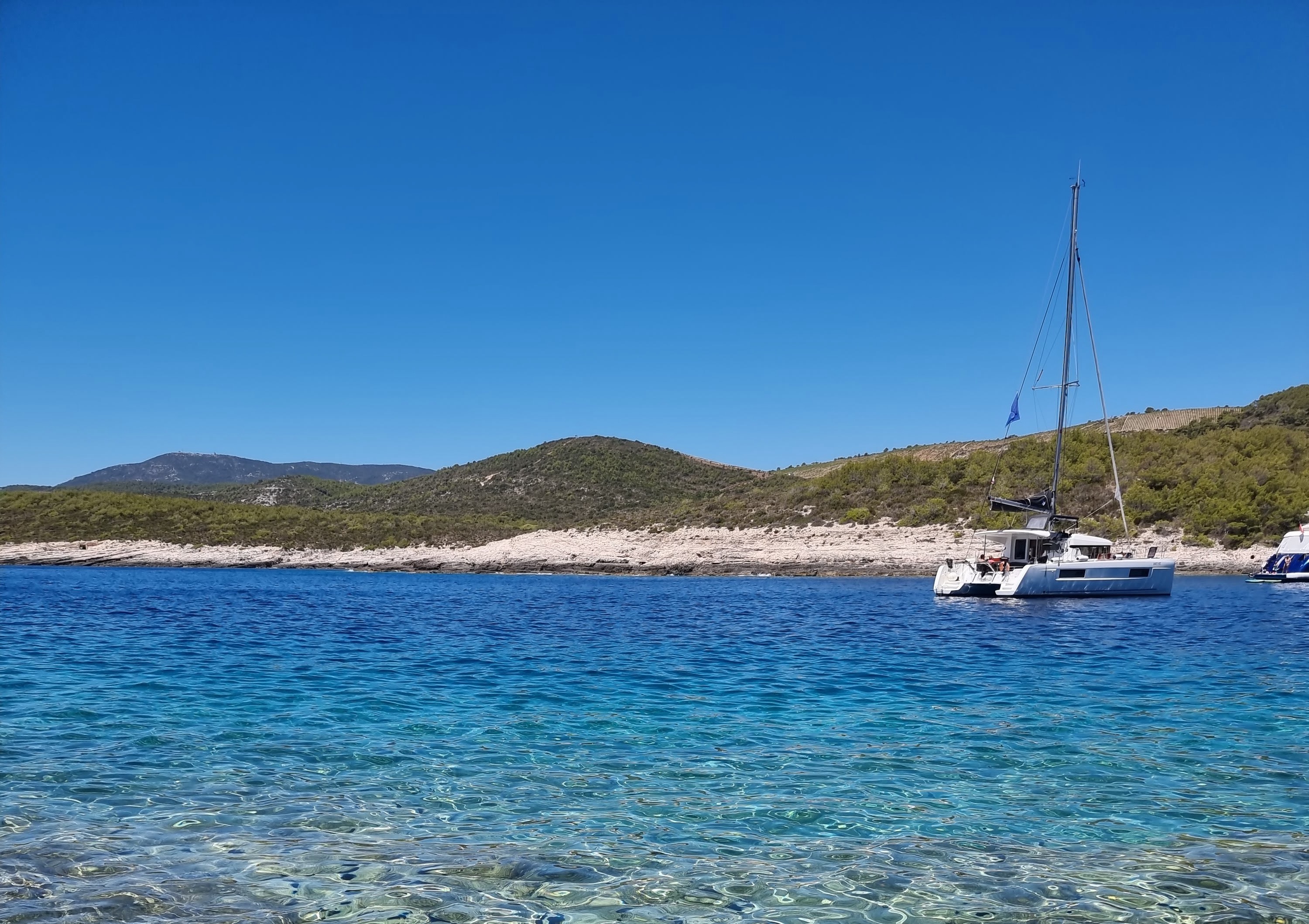 Catamarán en bahía cristalina