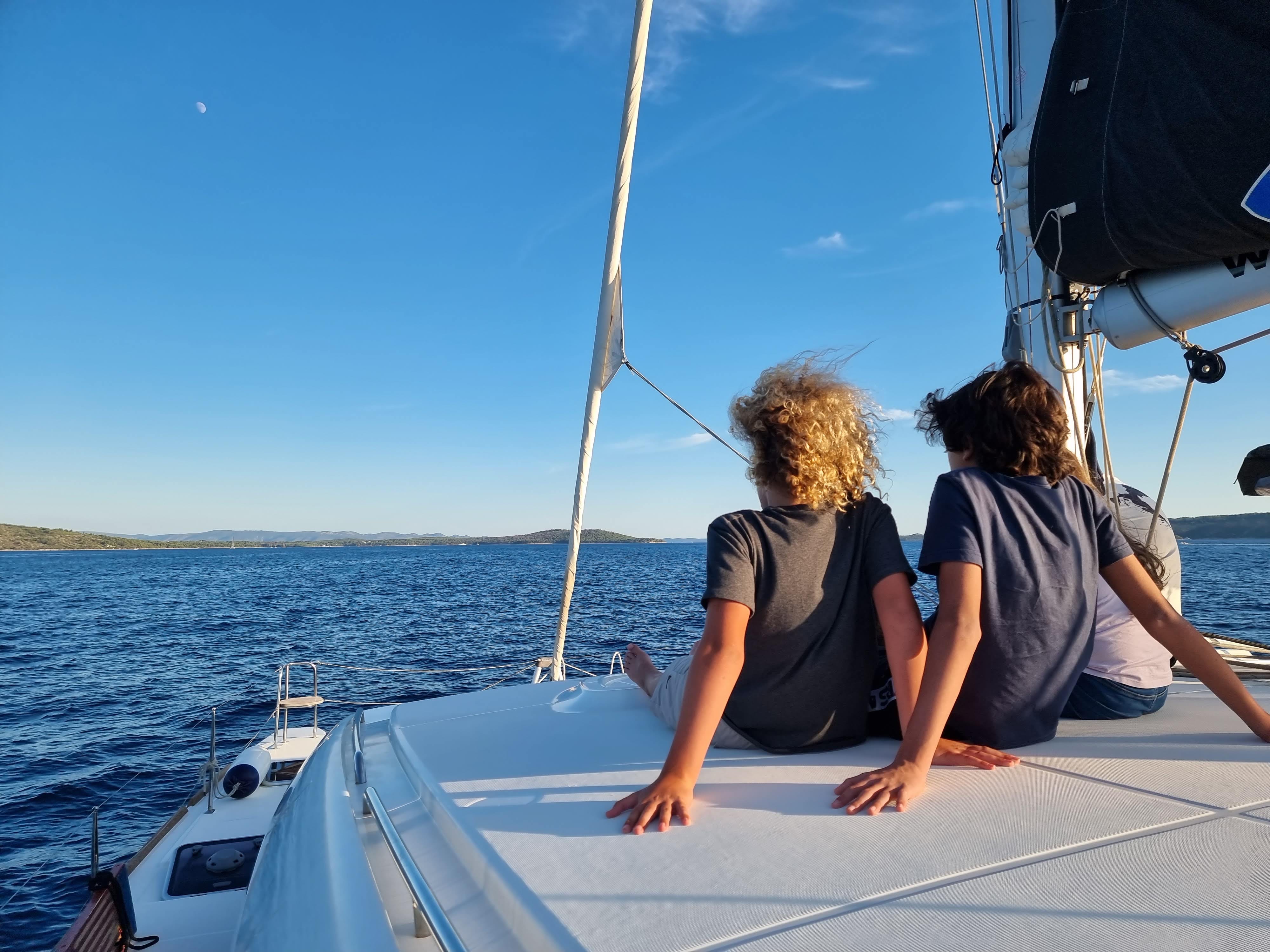 Chicos en la proa del catamarán